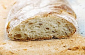 Rustikales Brot auf Schneidebrett