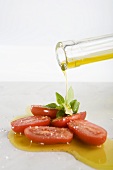 Tomaten mit Olivenöl begiessen