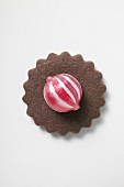 Schokoladenplätzchen mit rot-weißem Pfefferminzbonbon