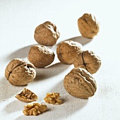Shelled and unshelled walnuts