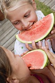 Zwei Mädchen essen Wassermelone