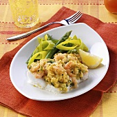 Cod and prawn bake with leek rings and green asparagus