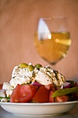 Griechischer Salat und ein Glas Weißwein