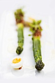 Grüner Spargel mit Wachtelei