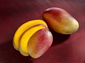 Eine ganze Mango und eine Mango in Scheiben