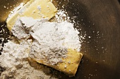 Butter und Mehl in einer Rührschüssel