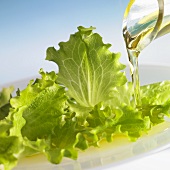 Öl fliesst auf Salatblätter