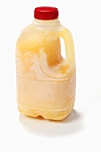 Orangensaft (gefroren) in Plastikflasche