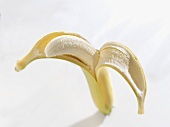 Banane, teilweise geschält