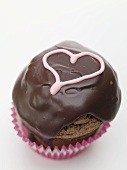 Cupcake mit Schokoguss und rosa Herz