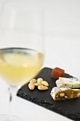 Ein Glas Weißwein, Mandelkerne und Käse