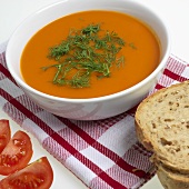 Tomatensuppe mit Dill in einer Suppenschale