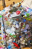 Abfallkorb mit Getränkedosen und Plastikflaschen