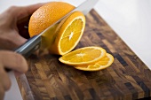 Orange in Scheiben schneiden
