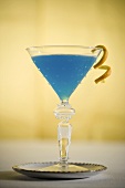 Blue Curacao Cocktail mit Zitronenschale