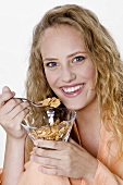 Junge Frau hält ein Glas Cornflakes