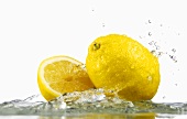 Zitronen, von Wasser umspült