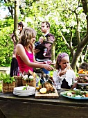 Familie beim Smorgasbord-Buffet im Garten (Schweden)