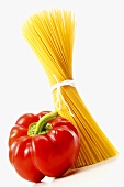 Spaghetti (gebündelt) und rote Paprikaschote