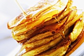 Pancakes mit Ahornsirup begiessen (USA)