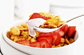 Cornflakes with strawberries and yoghurt