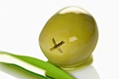 Eine grüne Olive auf Teller (Nahaufnahme)
