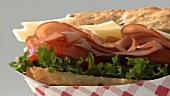Ein Schinken-Käse-Sandwich in Pappschälchen