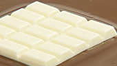 weiße Schokolade auf geschmolzener Milchschokolade