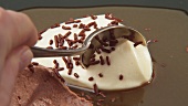 Braune und weiße Mousse Au Chocolat mit Schokostreuseln