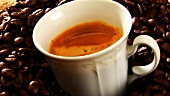 Sack mit Kaffeebohnen und einer Tasse Caffe Crema