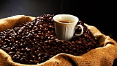 Sack mit Kaffeebohnen und einer Tasse Kaffee