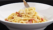 Spaghetti Carbonara auf eine Gabel wickeln