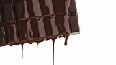 Kuvertüre fliesst über Schokoladentafel