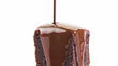 Brownie mit Schokoladensauce und Schokospänen verzieren
