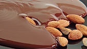 Mandeln mit geschmolzener Schokolade
