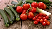 Frisch geerntete Zucchini, Tomaten, Lauch und Gurken