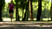 Frau joggt im Park