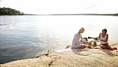 Zwei Frauen beim Picknick auf der Insel Blidö (Stockholmer Archipel)