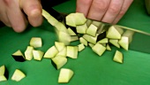 Aubergine in Würfel schneiden