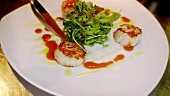Plating fried scallops with sauce