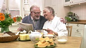 Älteres Paar beim Frühstücken