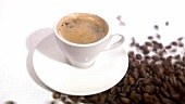 Eine Tasse Espresso und Kaffeebohnen