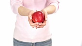 Hand hält einen Apfel