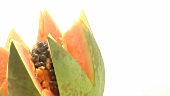 Eine aufgeschnittene Papaya