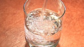 Ein Glas Wasser eingiessen