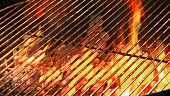 Brennende Kohle im Grill