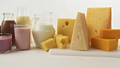 Verschiedene Milchprodukte, Milchmixgetränke und Käsesorten