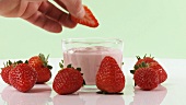 Erdbeerjoghurt und frische Erdbeeren