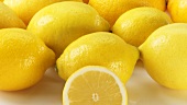 Viele Zitronen und Zitronenblätter