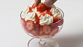 Frische Erdbeeren mit Sahne im Dessertglas